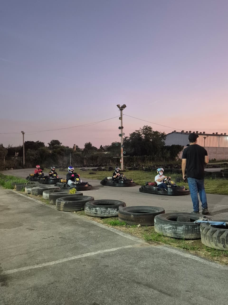Foto real do VGP com grupo de pilotos alinhados para a corrida.