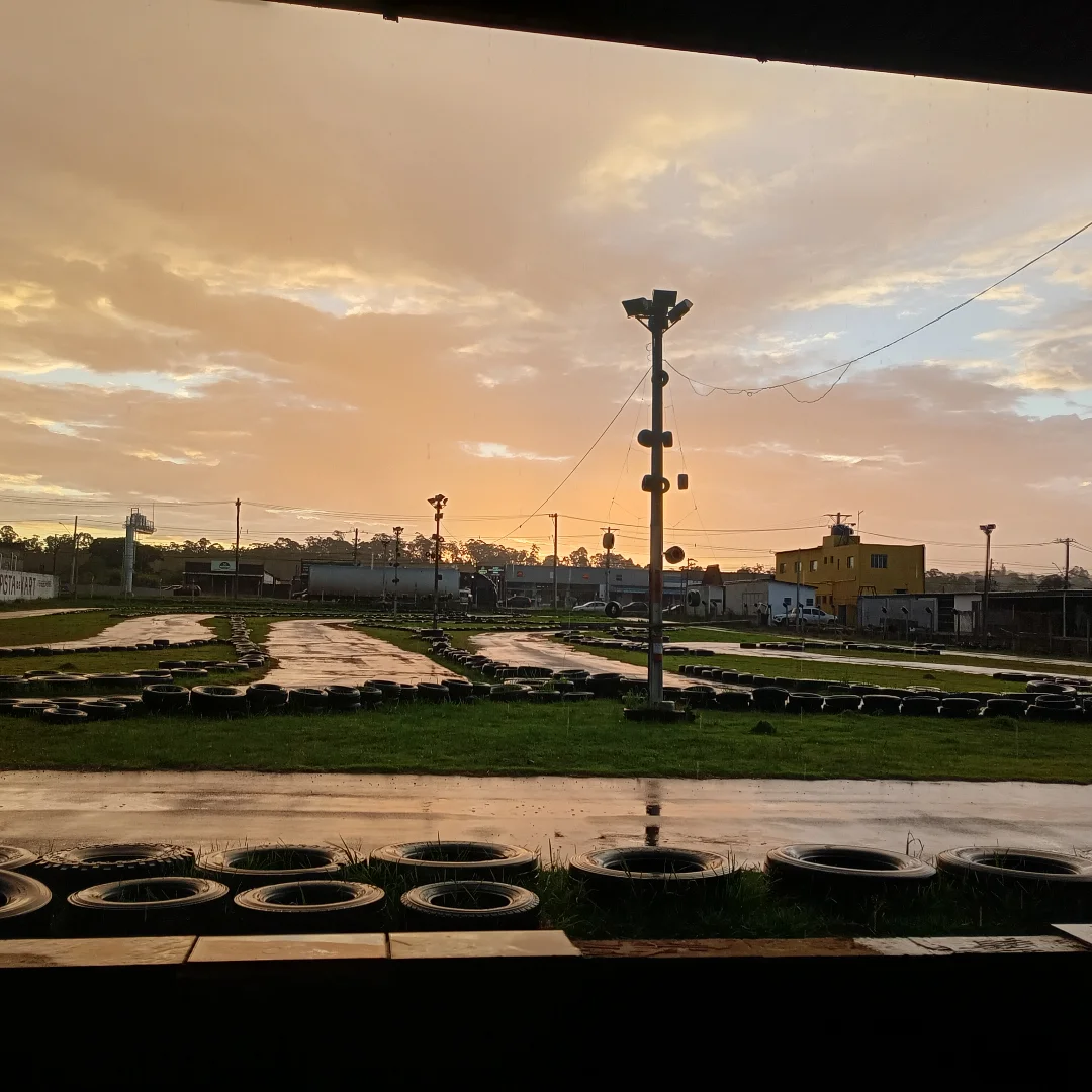 Foto real do VGP mostrando a pista no fim de tarde.